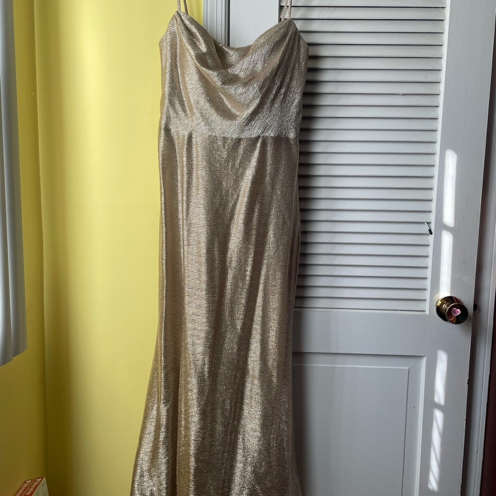 Long dress, worn 1x as a bridesmaid dress. Very comfortable